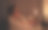 女学生在家里没有电灯的黑暗中，用烛光写字和读书。视力不佳的青少年在停电期间戴眼镜学习和做作业。视力问题图片下载