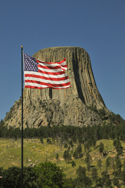 美国怀俄明州的魔鬼塔和美国国旗图片下载
