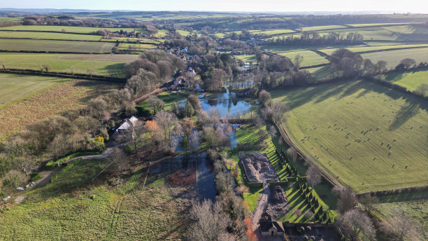 无人机拍摄的多塞特郡一条小溪的照片，河水泛滥，堤岸决堤。图片下载