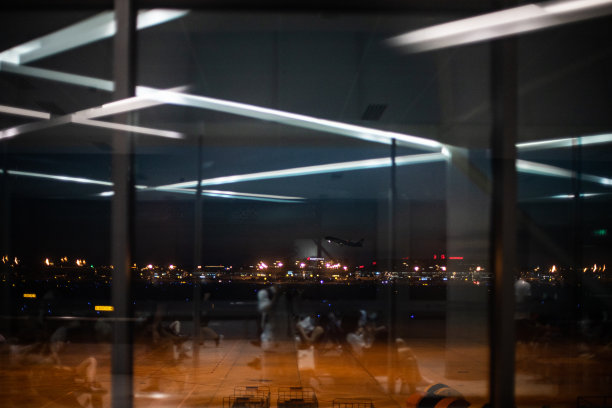 飞行-在云层之上图片下载