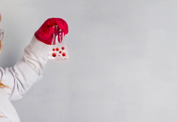 医生拿着一个试管，里面有红色的病毒、细菌和微生物。实验室里的抗病毒药物搜索模式。布局。飞行的病毒。图片下载