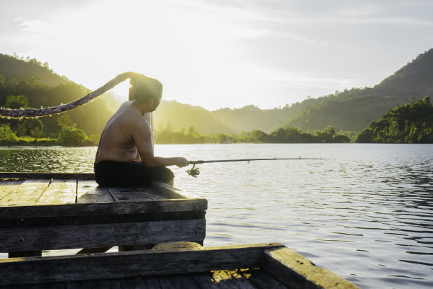男子在湖边钓鱼图片下载
