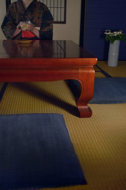 一名妇女在日本传统房间里喝茶图片下载