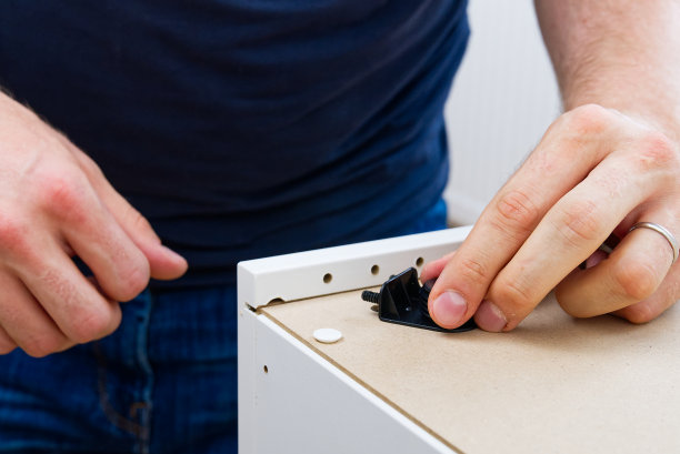 专业家具组装工人组装货架。家具组装过程。DIY组装图片下载