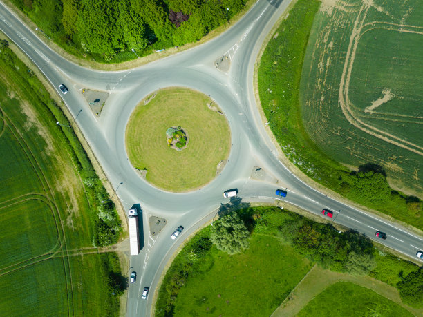 无人机俯视拍摄的东英吉利一个繁忙的英国环岛。图片下载