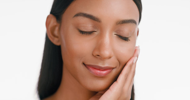 一个女人的脸，美容和肖像的皮肤护理，自我护理和化妆隔离在白色背景的工作室。触摸干净的皮肤，化妆品和自然模型或皮肤病学的人图片下载