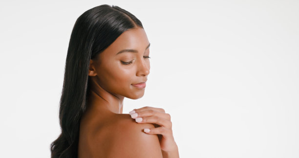 一个女人的身体，美丽和肖像的皮肤护理，自我护理和化妆隔离在一个白色的背景在工作室。触摸干净的皮肤，化妆品和自然模型或皮肤病学的人图片下载