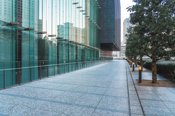 楼前的开放区域图片下载