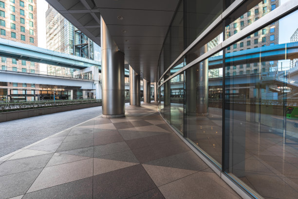 现代城市广场平台和城市摩天大楼图片下载