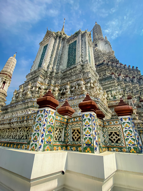 泰国首都的名片是佛教寺庙Wat Arun，黎明寺，它位于湄南河岸边图片下载