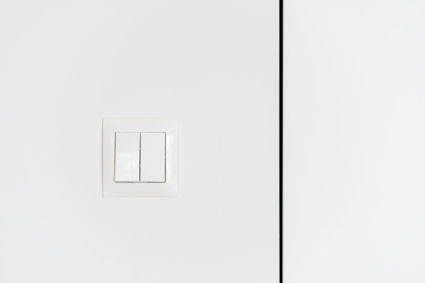 室内白墙上的电灯开关设计，特写图片下载