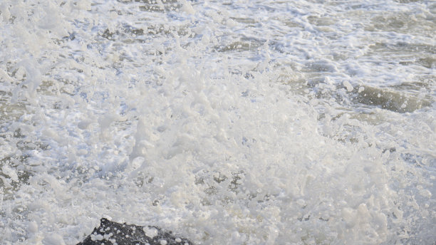 海滩海浪和海泡沫。海水背景。海浪型图片下载