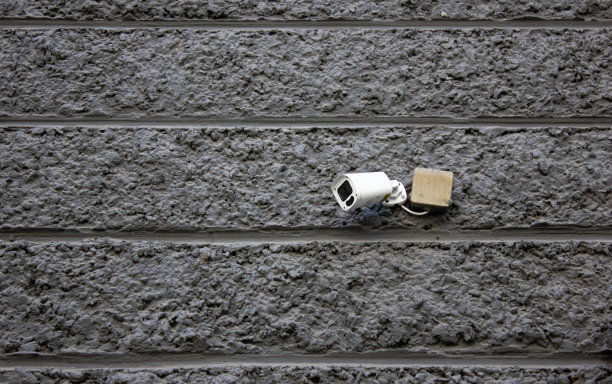 混凝土墙上的监控摄像头。借助视频监控摄像头，闭路电视对保护对象进行特写。图片下载