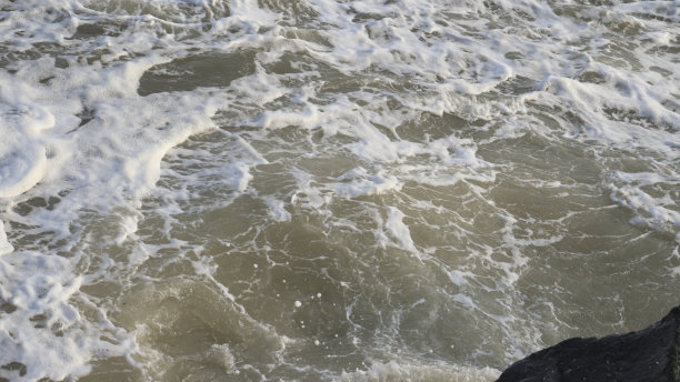 海滩海浪和海泡沫。海水背景。海浪型图片下载