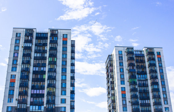 公寓建筑设计。新建筑，住宅楼，公寓的外部视图。现代的房子，公寓。高层公寓的外立面图片下载