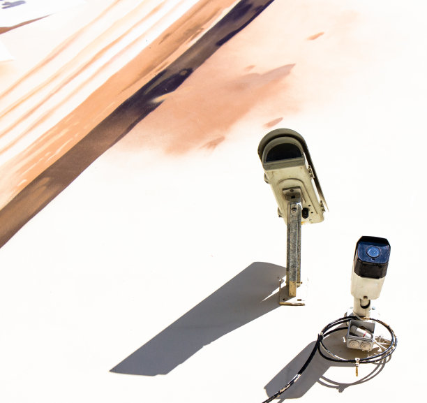 混凝土墙上的监控摄像头。借助视频监控摄像头，闭路电视对保护对象进行特写。图片下载