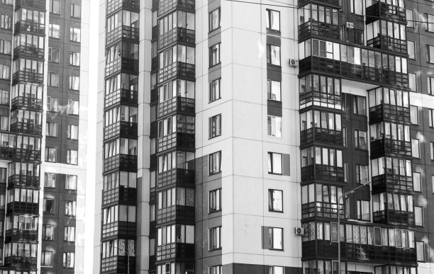 高层公寓的外立面。无色的公寓楼。背景的公寓。有阳台的高层建筑。现代房地产，公寓。图片下载