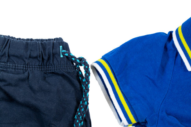 白色背景上的淡蓝色polo衫和裤子特写图片下载