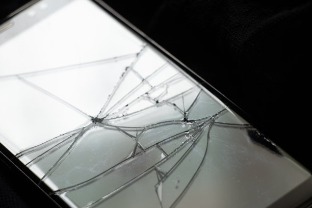 黑色背景的手机屏幕破裂，坏了图片下载