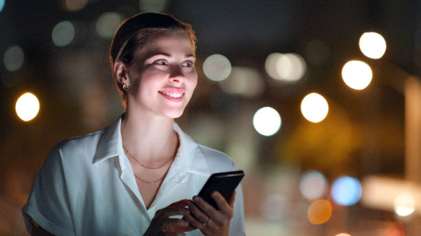 夜晚，城市和成功女性在智能手机上交易，股票市场和投资策略在城市生活。手机使用者的愿景、使命和全球联网，对金融的思考图片下载