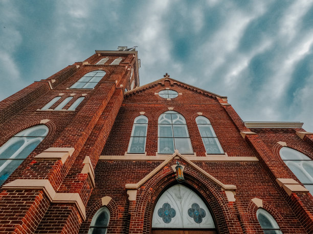 历史悠久的教堂大教堂伸向天空图片下载