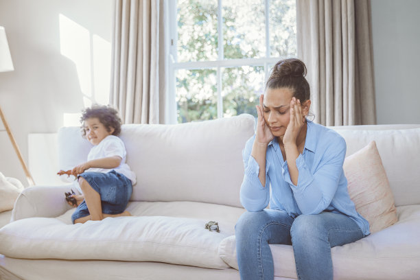 压力大的母亲和吵闹淘气的儿子闹别扭图片下载