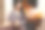 美丽优雅时尚的商务女性穿着一件连衣裙，值得在家里的室内壁炉在秋天图片下载
