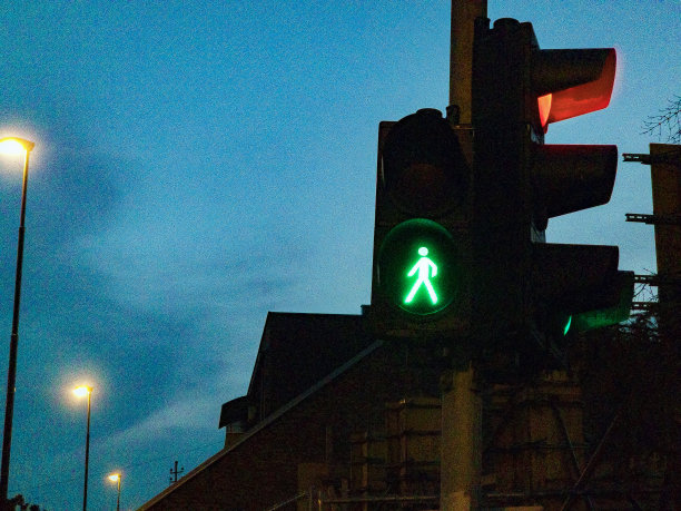 绿灯上的绿灯在暮色中闪烁图片下载