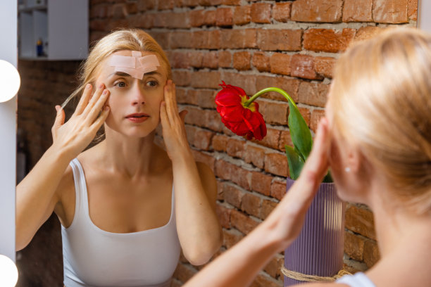 使用运动机能胶带进行面部肌肉提升和年轻化效果图片下载