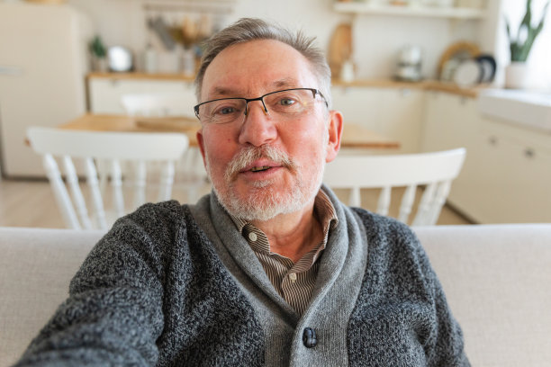 快乐的中年老人与朋友和家人视频通话。笑成熟的老爷爷有乐趣与成年儿童在网上交谈。头像自拍网络摄像头视图。图片下载