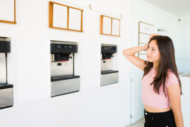 快乐的青少年顾客选择冰淇淋口味图片下载