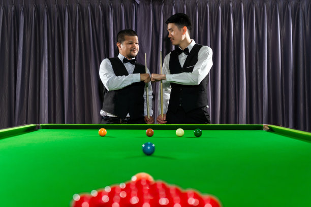 亚洲人打斯诺克，斯诺克比赛符合国际标准，在国际斯诺克比赛前的着装要求和礼仪。图片下载