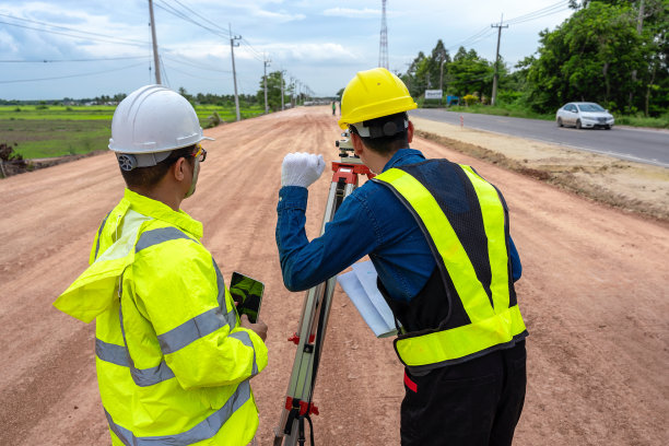 亚洲工程师手持平板电脑检查工作，工头使用望远镜、望远镜和无线电控制道路施工，背景是正在施工的道路图片下载