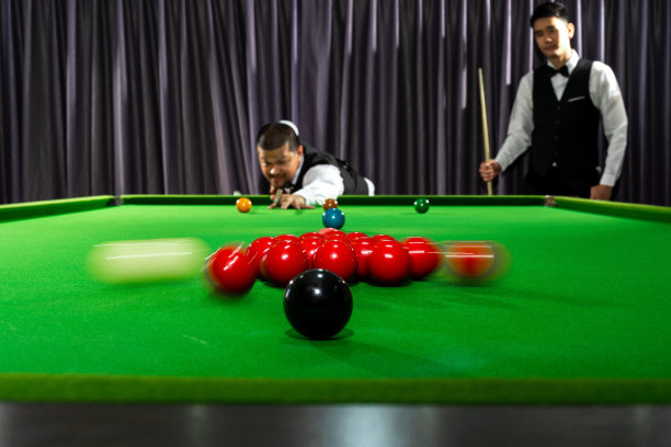 亚洲男子打斯诺克，斯诺克俱乐部，亚洲男子打斯诺克，选择性地关注斯诺克球和斯诺克球的运动。图片下载