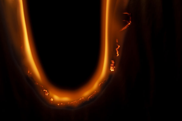 燃烧的纸，在黑色背景上发光的纸边图片下载