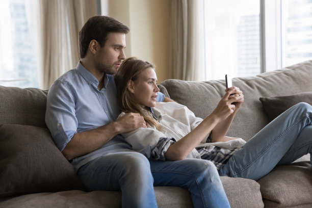 订婚积极的英俊丈夫拥抱美丽的妻子图片下载