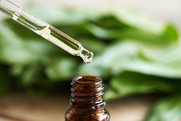 一滴精油从滴管落入棕色玻璃瓶图片下载