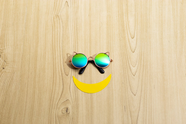 有文字空间的横幅，新鲜自然的橙色水果和切片柠檬，黄色背景上的太阳镜和微笑，一年中最快乐的一天的概念，快乐的黄色天，夏天。图片下载