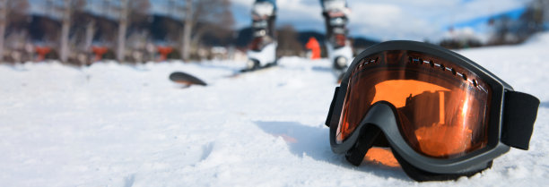 在雪中滑雪和滑雪板面罩图片下载