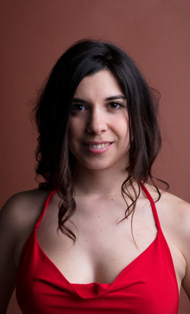 微笑的红衣女人，享受着生机勃勃的生活图片下载