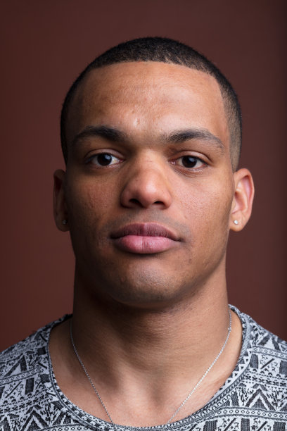 严肃，肌肉发达的非裔美国人的正面照片图片下载