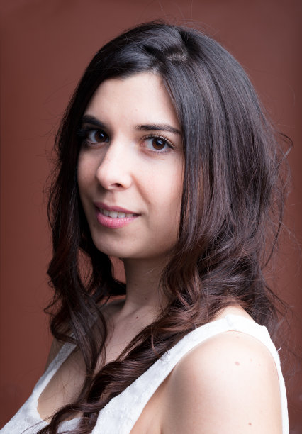 皮肤苍白的地中海妇女在棕色背景上微笑图片下载