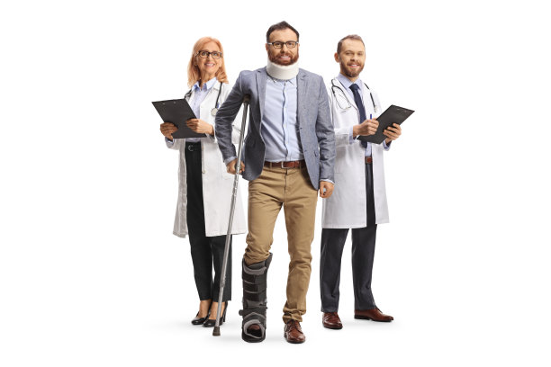 一组医生和一名男病人穿着矫形靴和颈套图片下载