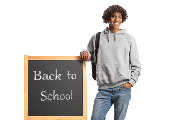 非裔美国男学生靠在黑板上写着课文回到学校图片下载