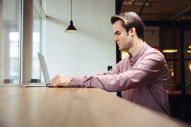 专注的公司员工正在看笔记本电脑屏幕上的东西图片下载