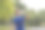 运动员在热带公园晨跑后用瓶子喝水。健康生活理念。图片下载