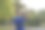 运动员在热带公园晨跑后用瓶子喝水。健康生活理念。图片下载
