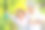 亚洲老年夫妇在退休后的阳光明媚的日子里，在花园后院悠闲地拥抱在一起，一边给花草浇水，一边笑着。快乐老年人户外生活理念。图片下载