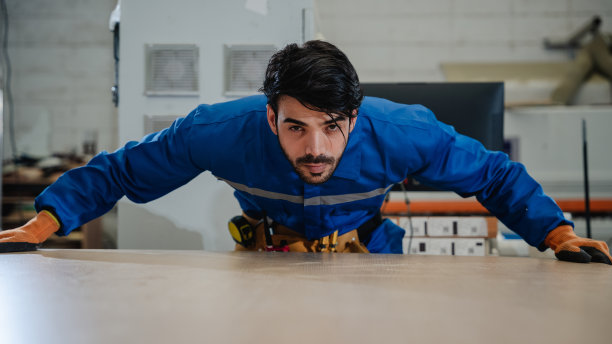 木匠在车间里干活。在家具厂手工制作家具。施工现场概念图片下载