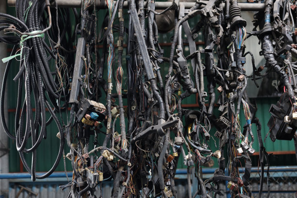 在修理厂站损坏的车辆部件。汽车中心维修服务理念。图片下载